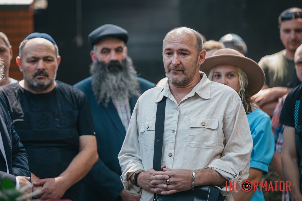 Красные розы на закрытом гробу: в Днепре десятки человек пришли проститься с убитым активистом Михаилом Тонконогим 6