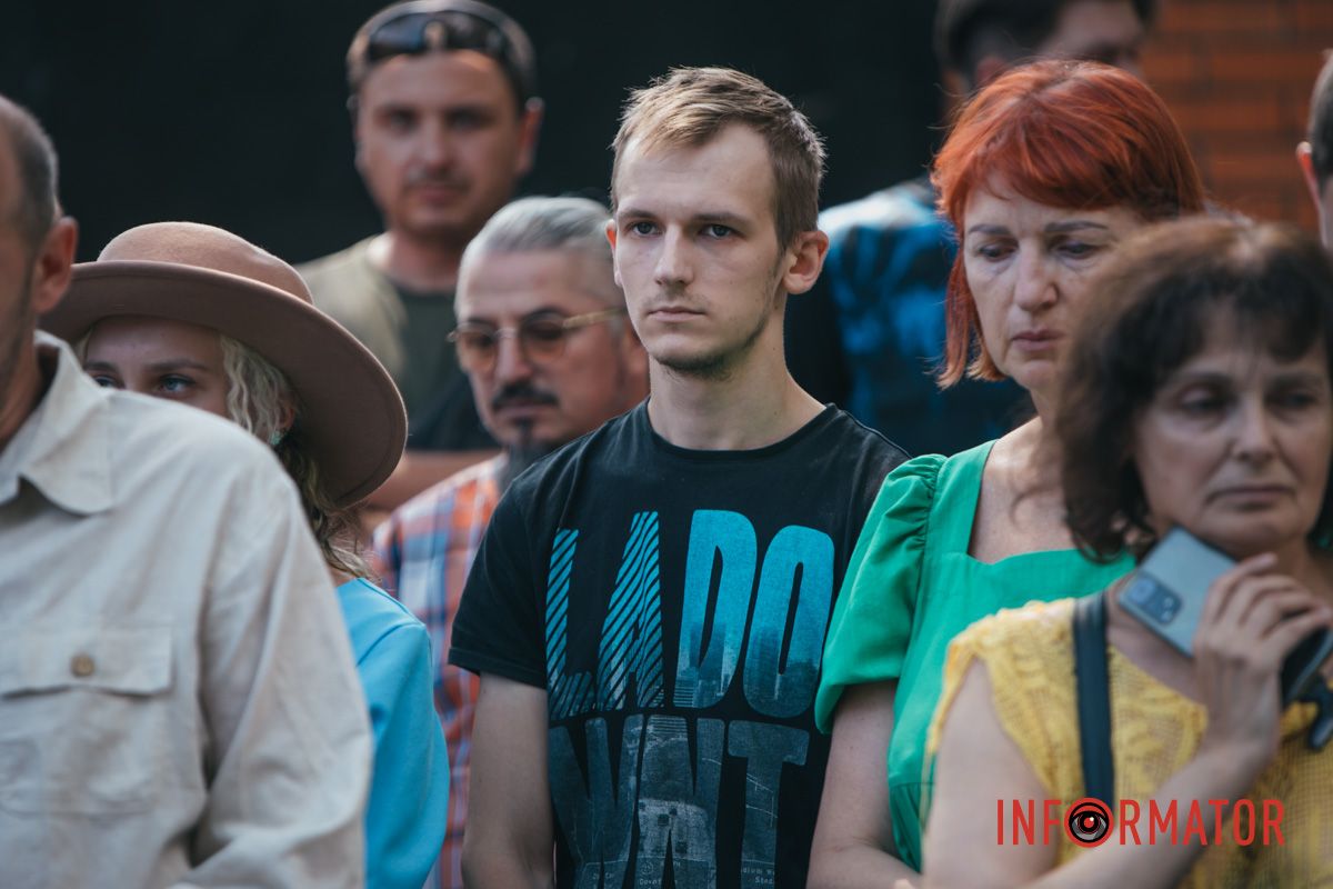 Красные розы на закрытом гробу: в Днепре десятки человек пришли проститься с убитым активистом Михаилом Тонконогим 5