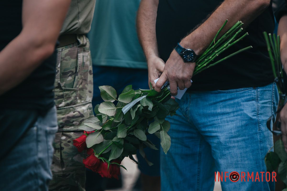 Красные розы на закрытом гробу: в Днепре десятки человек пришли проститься с убитым активистом Михаилом Тонконогим 61