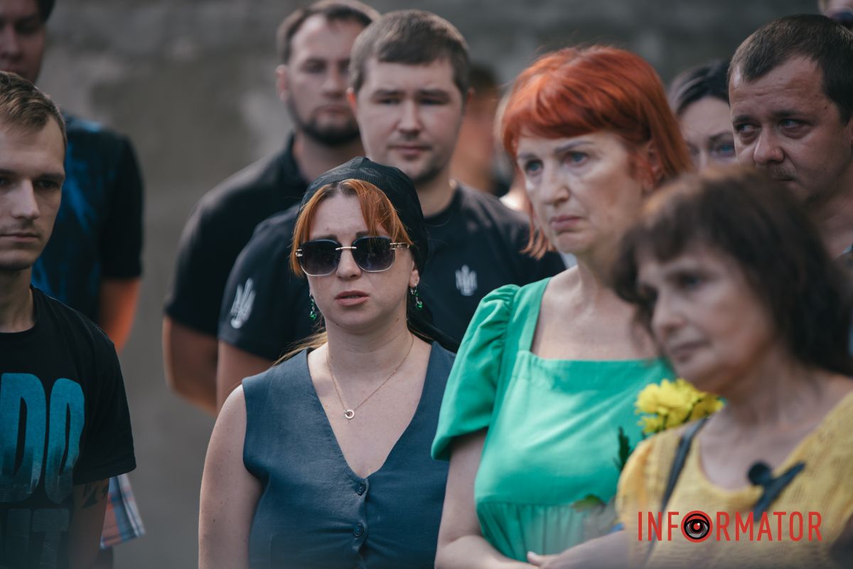 Красные розы на закрытом гробу: в Днепре десятки человек пришли проститься с убитым активистом Михаилом Тонконогим 59