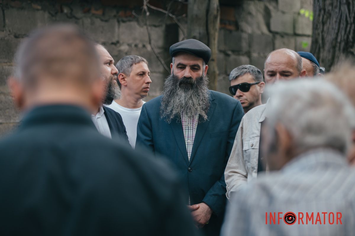 Красные розы на закрытом гробу: в Днепре десятки человек пришли проститься с убитым активистом Михаилом Тонконогим 55