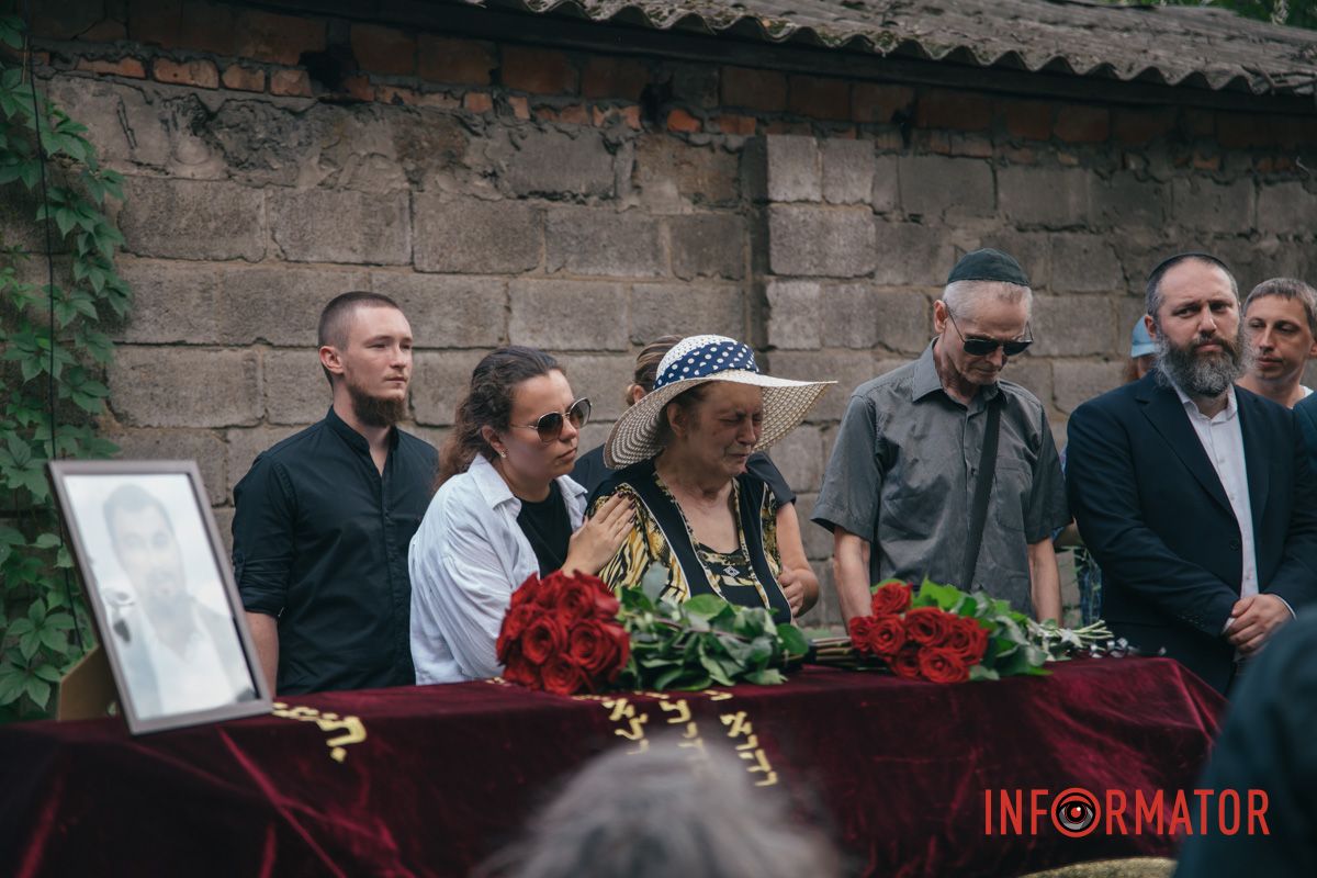 Красные розы на закрытом гробу: в Днепре десятки человек пришли проститься с убитым активистом Михаилом Тонконогим 54