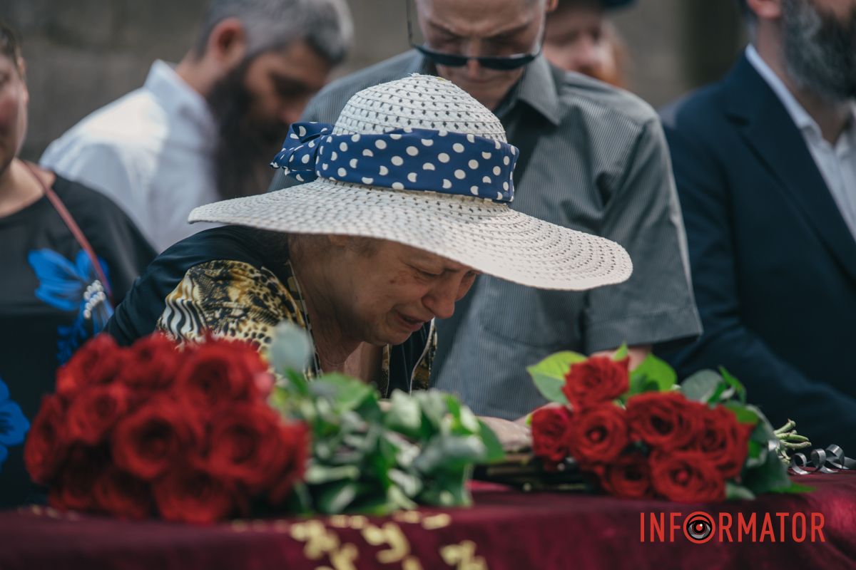 Красные розы на закрытом гробу: в Днепре десятки человек пришли проститься с убитым активистом Михаилом Тонконогим 52