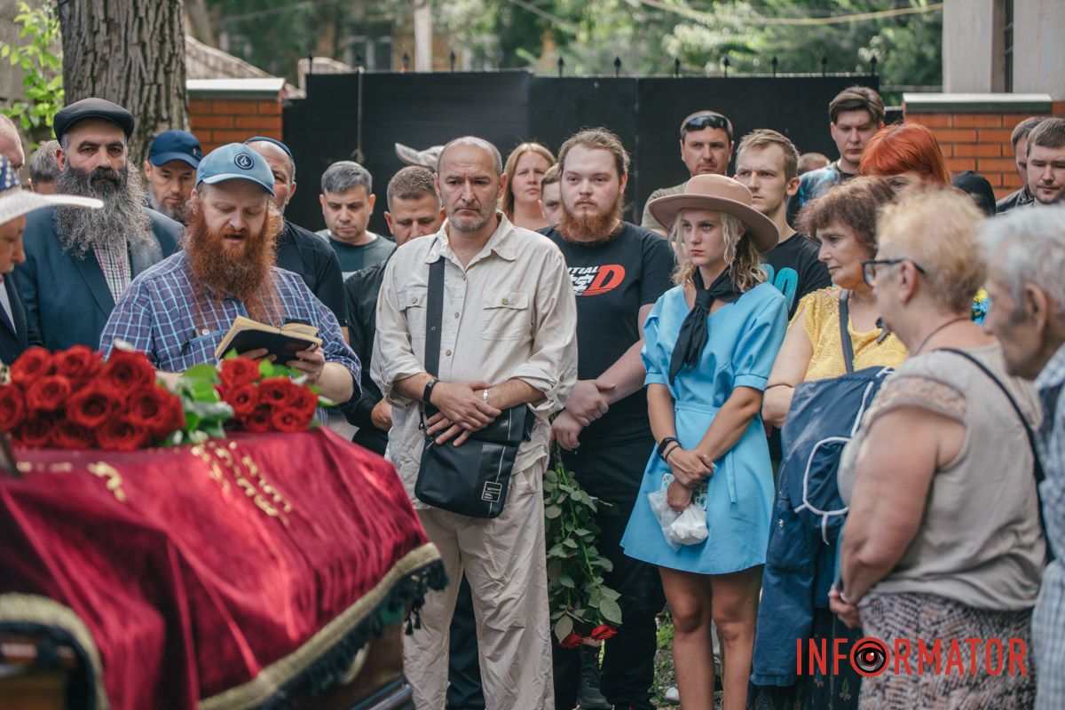 Красные розы на закрытом гробу: в Днепре десятки человек пришли проститься с убитым активистом Михаилом Тонконогим 45