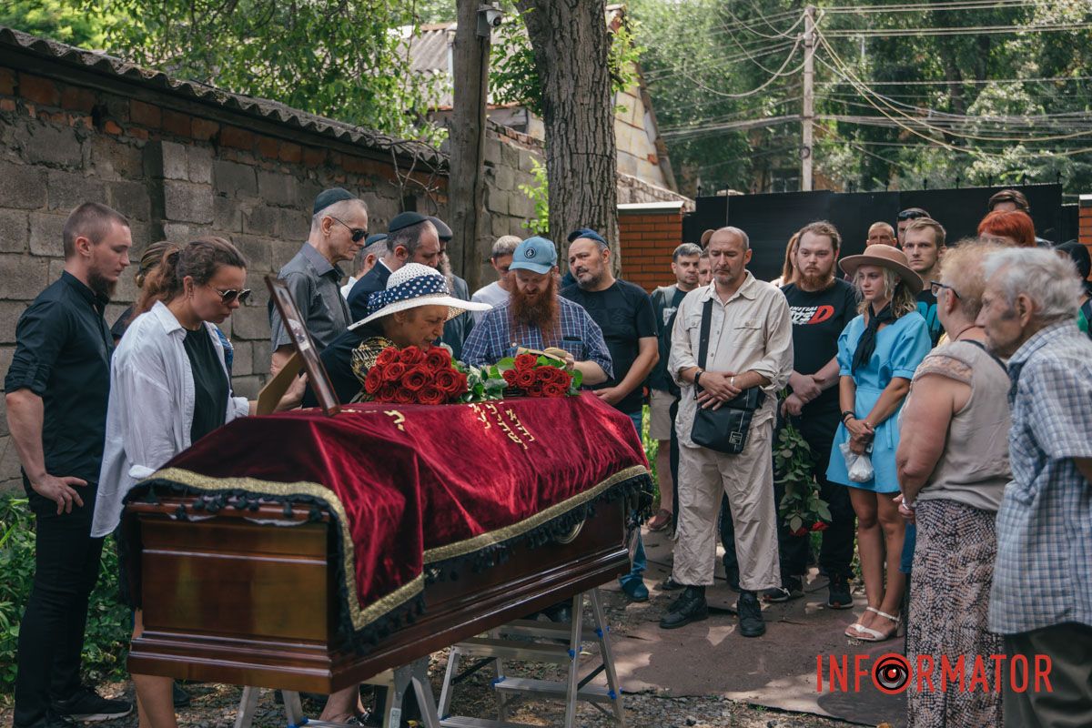 Красные розы на закрытом гробу: в Днепре десятки человек пришли проститься с убитым активистом Михаилом Тонконогим 46