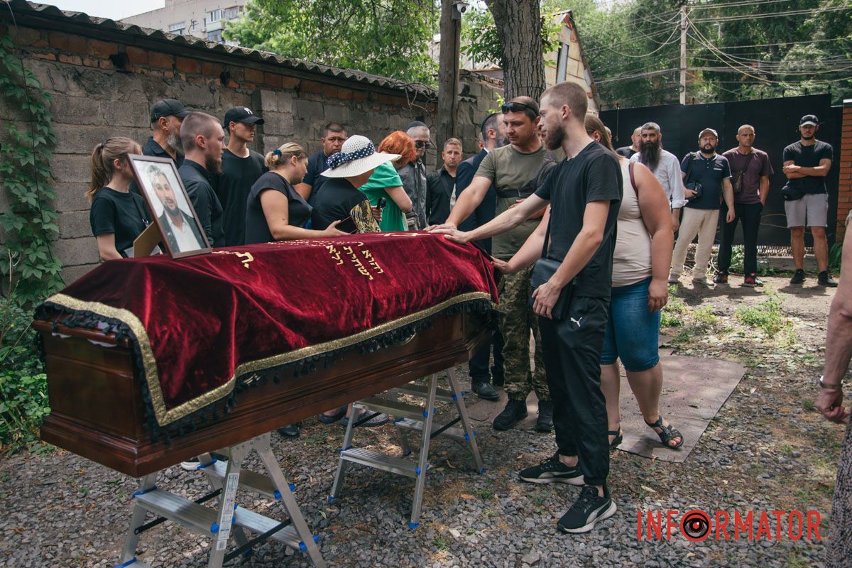 Красные розы на закрытом гробу: в Днепре десятки человек пришли проститься с убитым активистом Михаилом Тонконогим 41