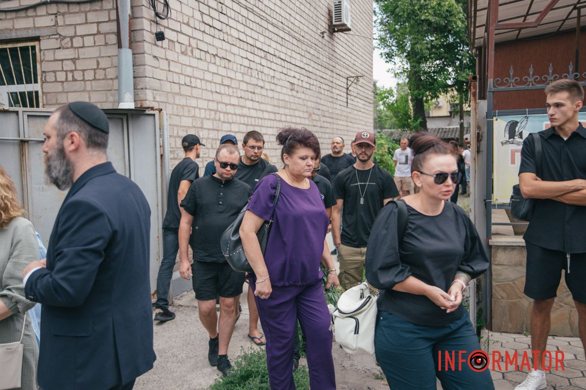 Красные розы на закрытом гробу: в Днепре десятки человек пришли проститься с убитым активистом Михаилом Тонконогим 38