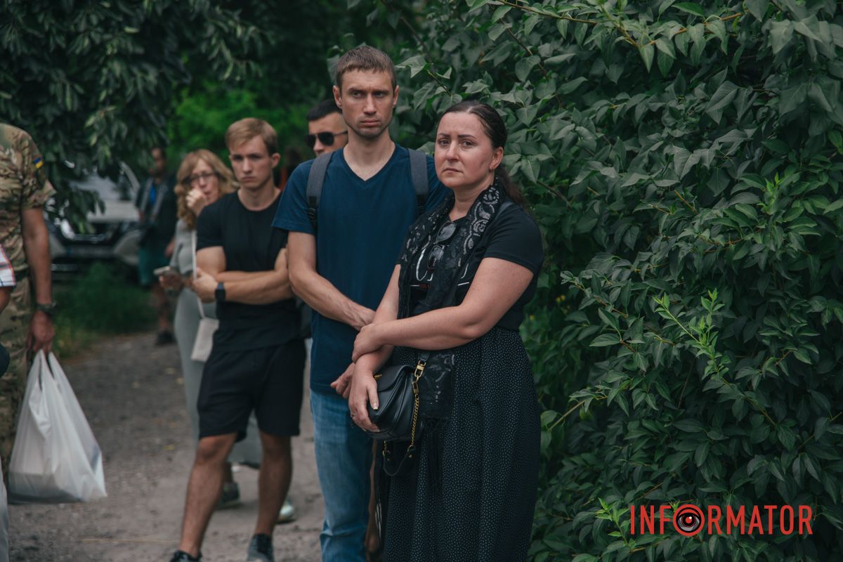 Красные розы на закрытом гробу: в Днепре десятки человек пришли проститься с убитым активистом Михаилом Тонконогим 36