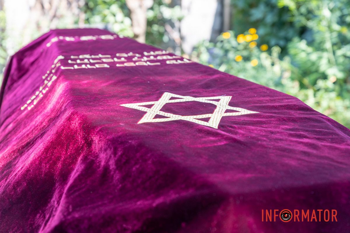 Красные розы на закрытом гробу: в Днепре десятки человек пришли проститься с убитым активистом Михаилом Тонконогим 34