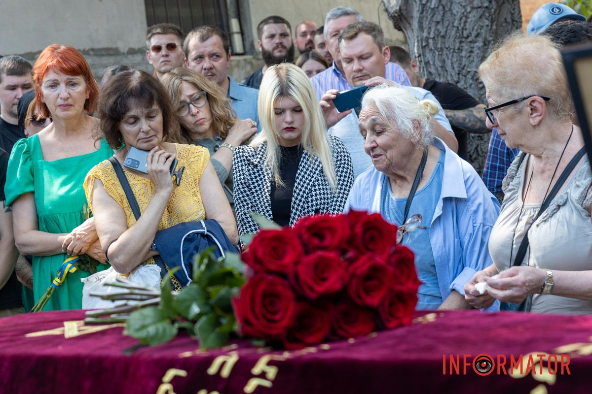 Красные розы на закрытом гробу: в Днепре десятки человек пришли проститься с убитым активистом Михаилом Тонконогим 29