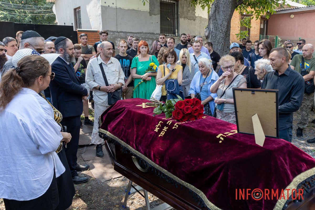 Красные розы на закрытом гробу: в Днепре десятки человек пришли проститься с убитым активистом Михаилом Тонконогим 28