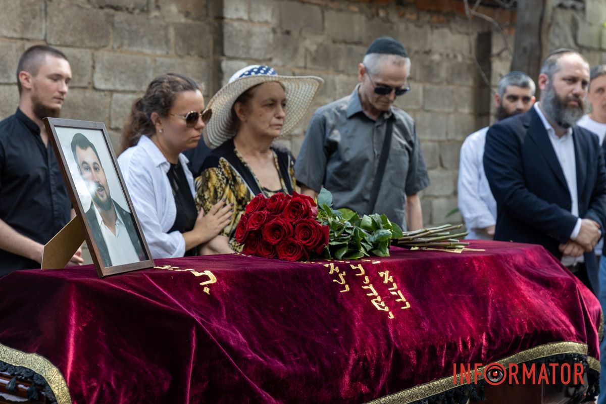 Красные розы на закрытом гробу: в Днепре десятки людей пришли проститься с убитым активистом Михаилом Тонконогим 27