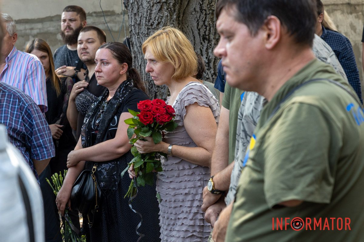Красные розы на закрытом гробу: в Днепре десятки человек пришли проститься с убитым активистом Михаилом Тонконогим 26