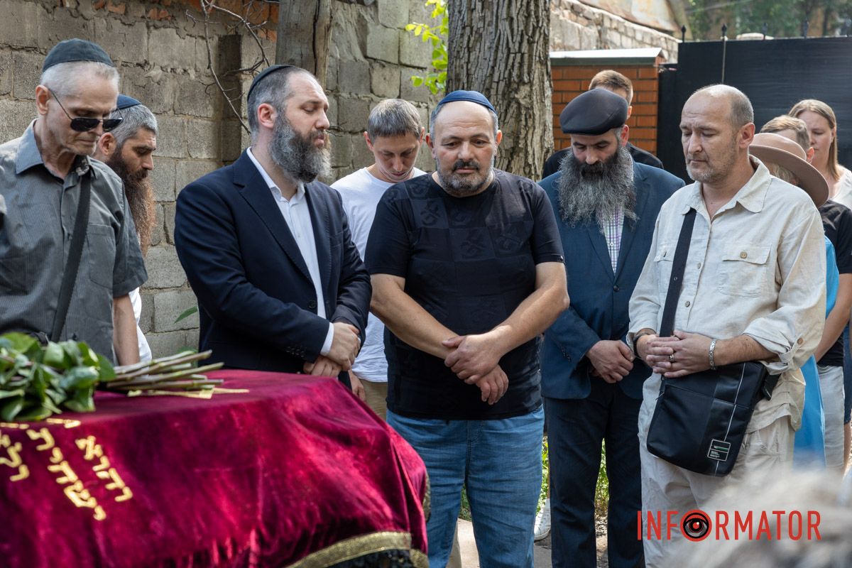 Красные розы на закрытом гробу: в Днепре десятки человек пришли проститься с убитым активистом Михаилом Тонконогим 25