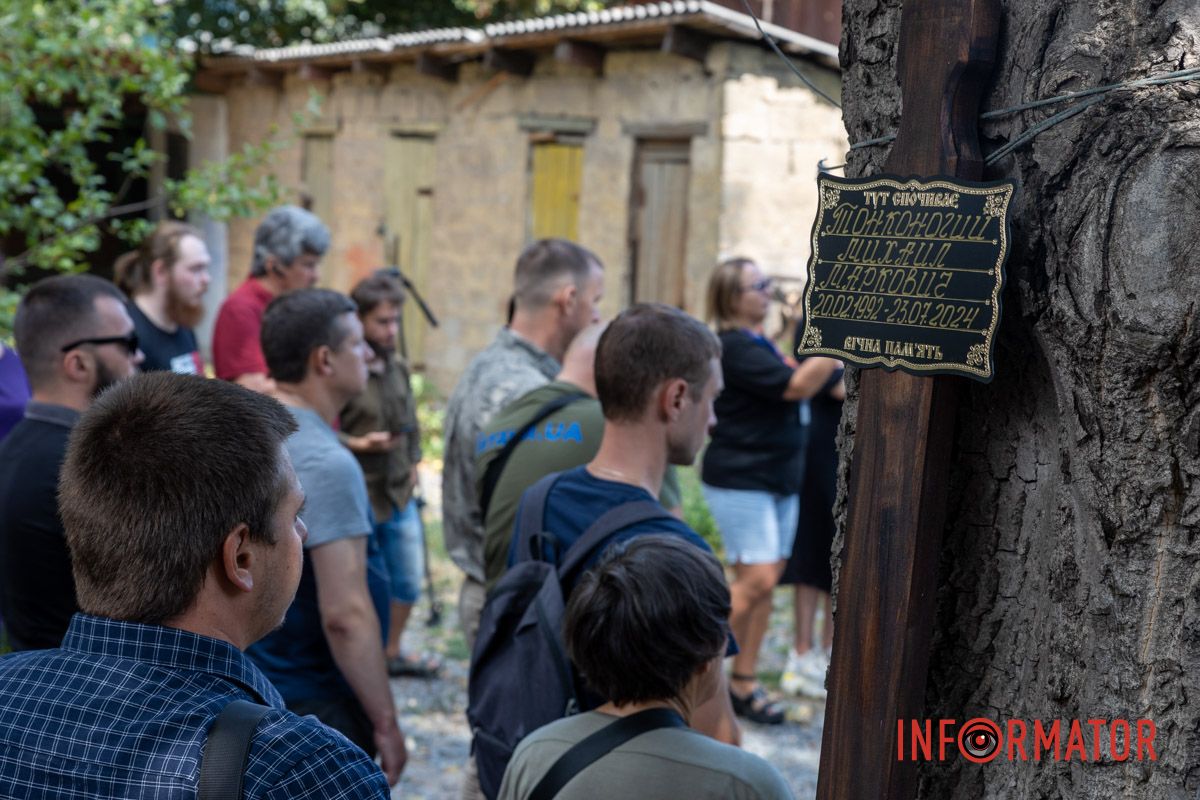 Красные розы на закрытом гробу: в Днепре десятки человек пришли проститься с убитым активистом Михаилом Тонконогим 23