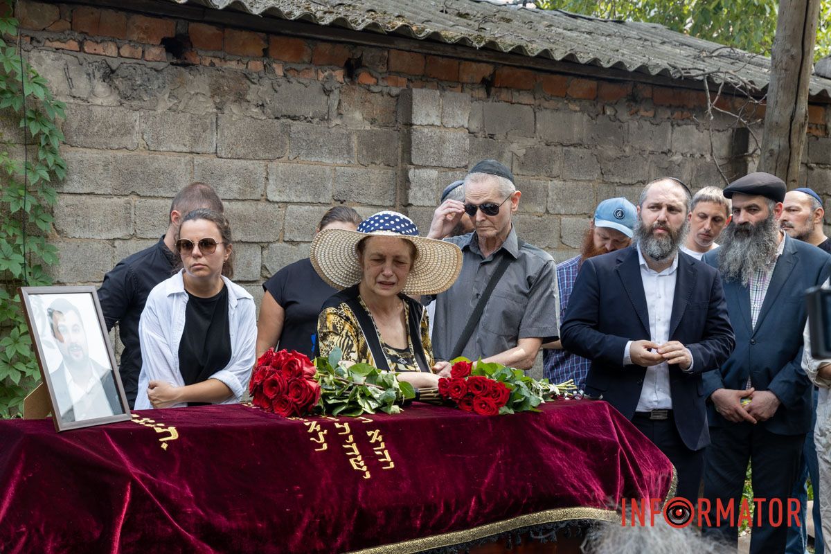 Красные розы на закрытом гробу: в Днепре десятки человек пришли проститься с убитым активистом Михаилом Тонконогим 21