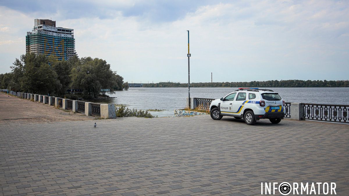 В Днепре на Сичеславской Набережной вблизи "Поплавка" из воды достали тело мужчины