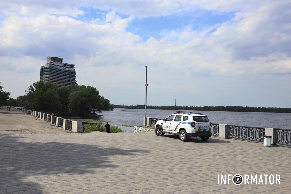 У Дніпрі на Січеславській Набережній поблизу “Поплавка” з води дістали тіло чоловіка 3