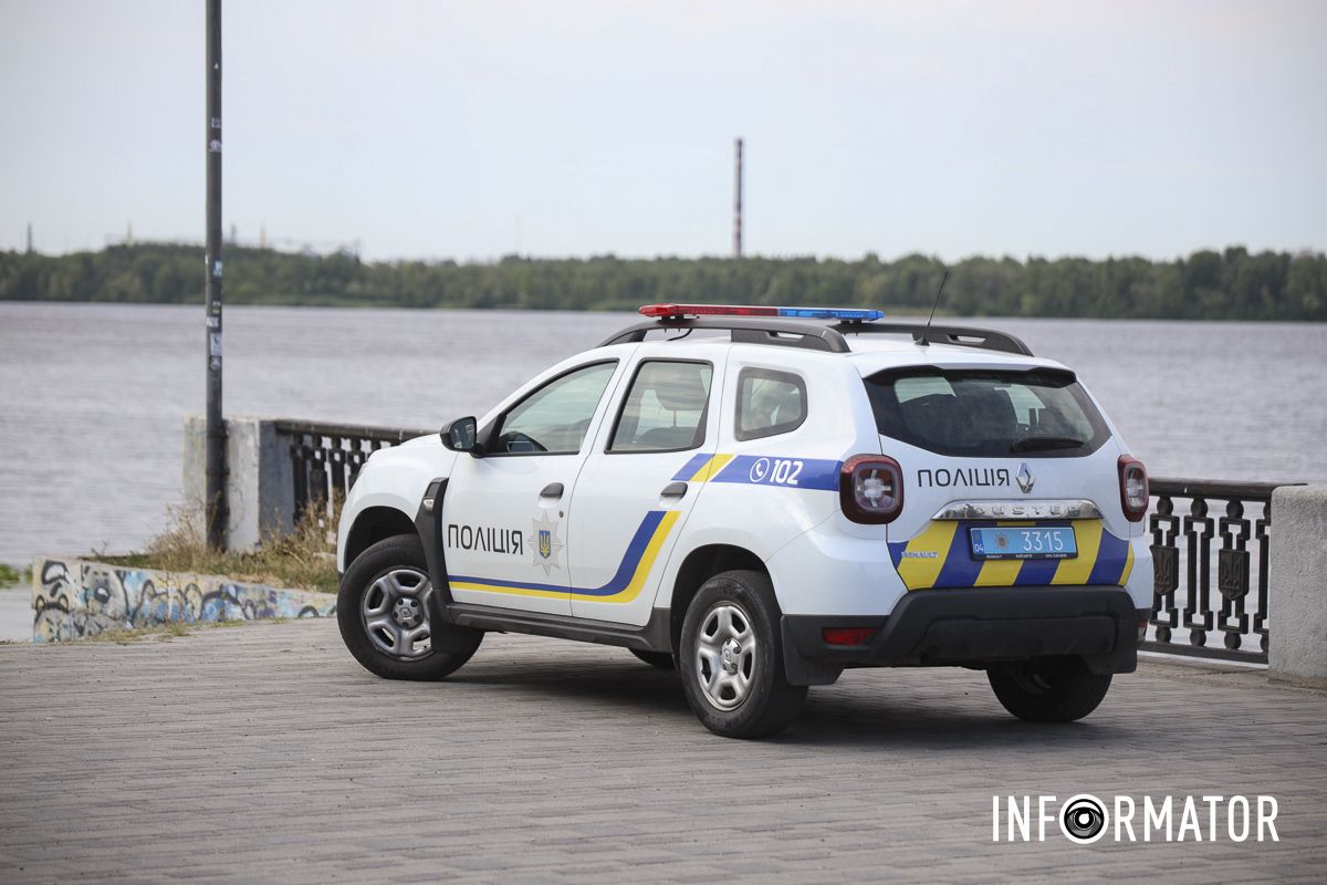 У Дніпрі на Січеславській Набережній поблизу “Поплавка” з води дістали тіло чоловіка 2