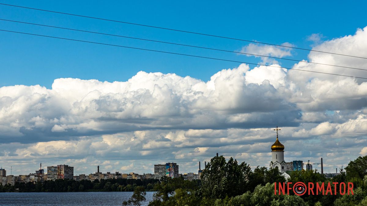 Незвичний світ очима мрійливих: Дніпро накрили пухкі та безкрайні хмари