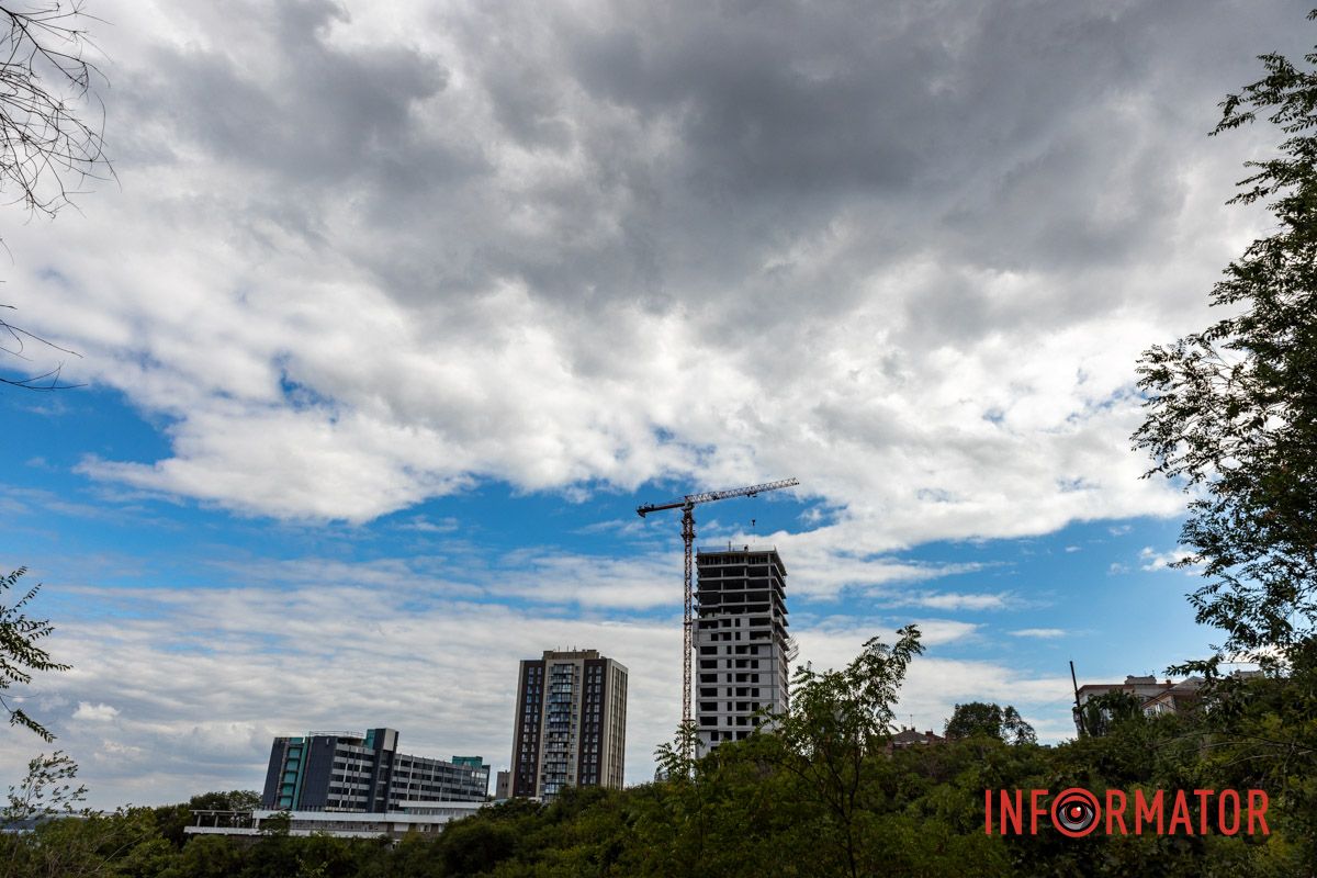 Необычный мир перед мечтательными глазами: Днепр накрыли нежные воздушные облака 3