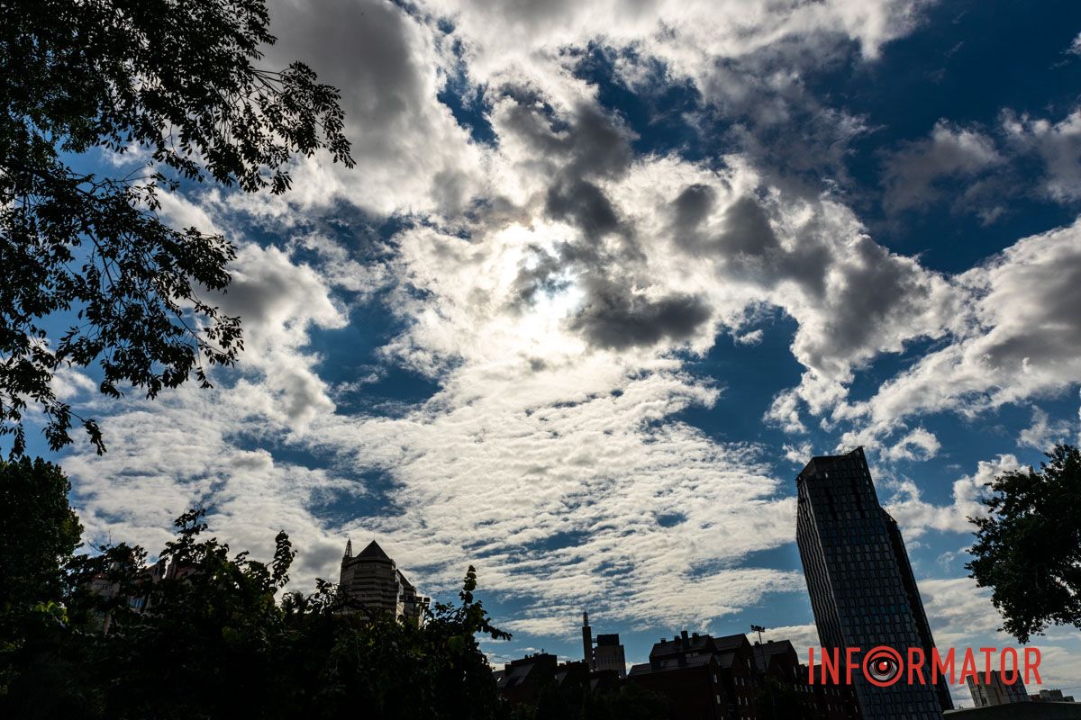 Необычный мир перед мечтательными глазами: Днепр накрыли нежные воздушные облака 14