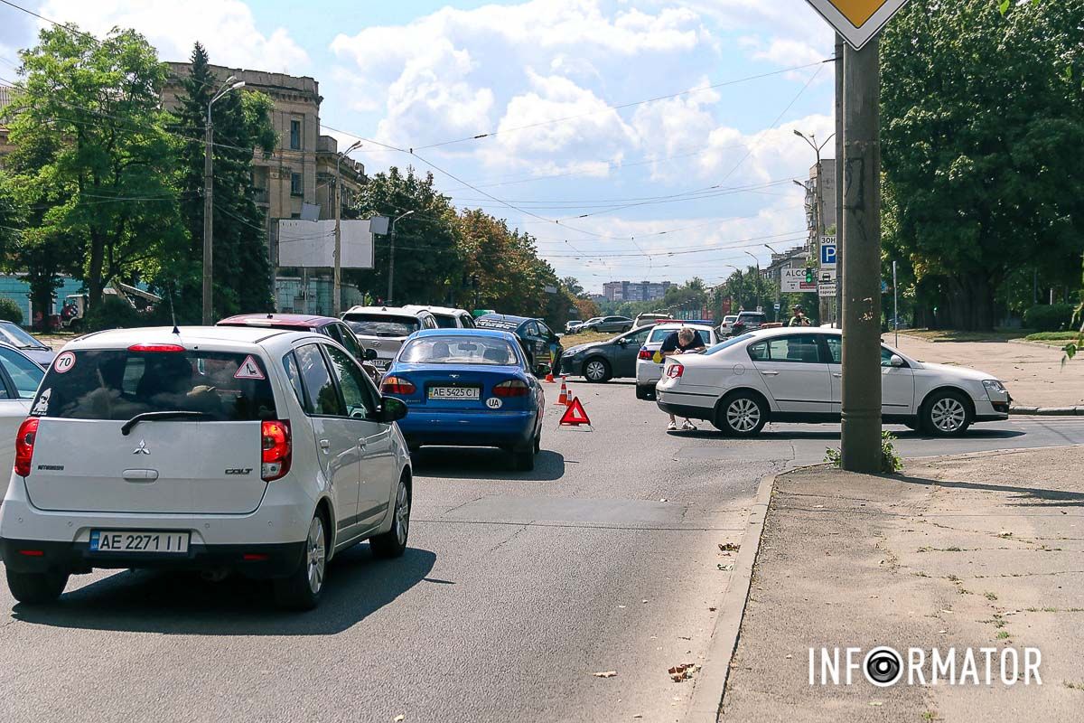 У Дніпрі на Грушевського зіштовхнулися Toyota та Volkswagen: утворився великий затор 1