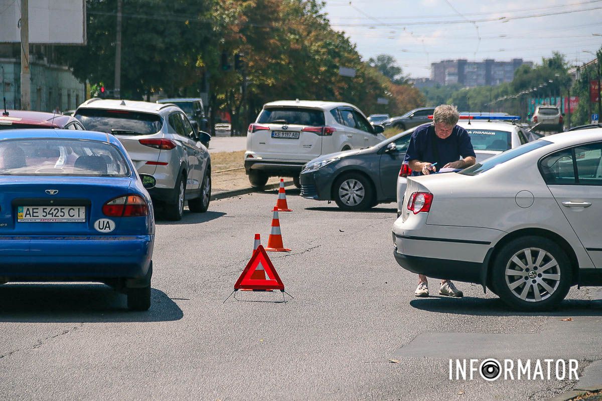 У Дніпрі на Грушевського зіштовхнулися Toyota та Volkswagen: утворився великий затор 10