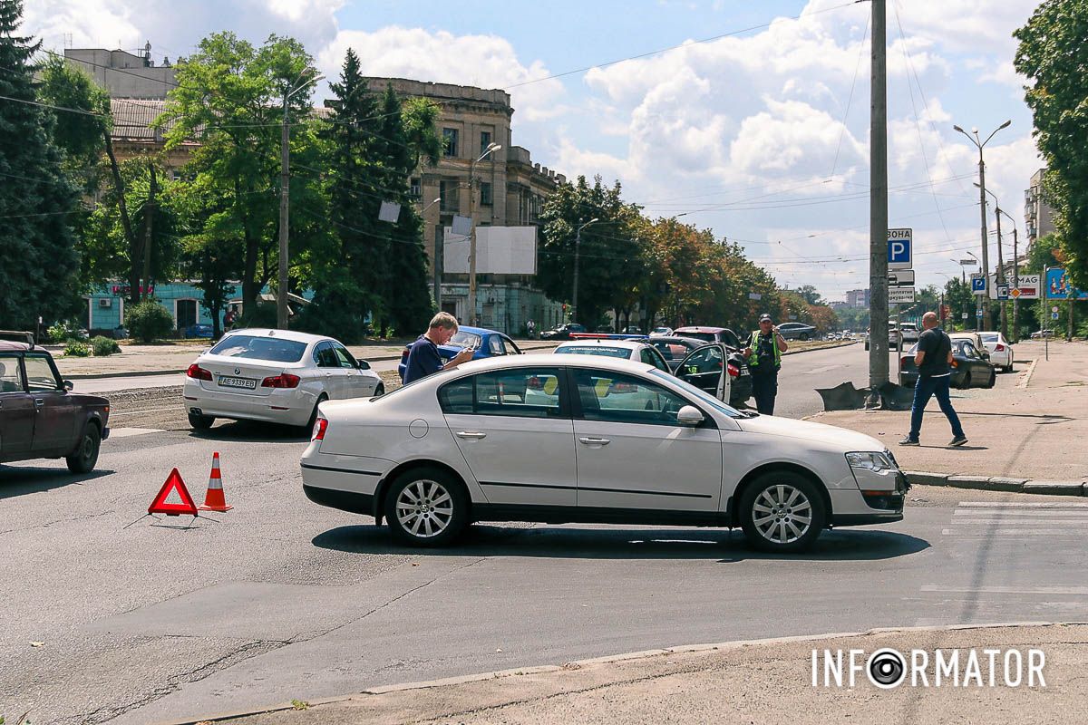 У Дніпрі на Грушевського зіштовхнулися Toyota та Volkswagen: утворився великий затор 8