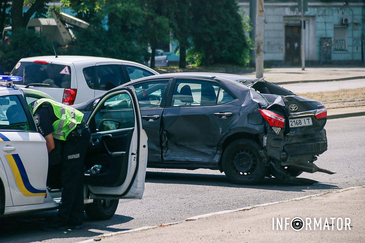 У Дніпрі на Грушевського зіштовхнулися Toyota та Volkswagen: утворився великий затор 6