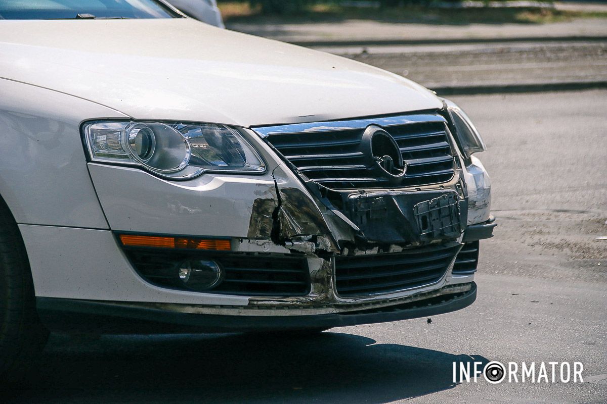 У Дніпрі на Грушевського зіштовхнулися Toyota та Volkswagen: утворився великий затор 3