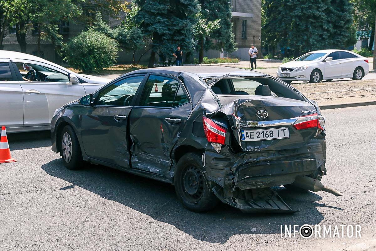 У Дніпрі на Грушевського зіштовхнулися Toyota та Volkswagen: утворився великий затор 12
