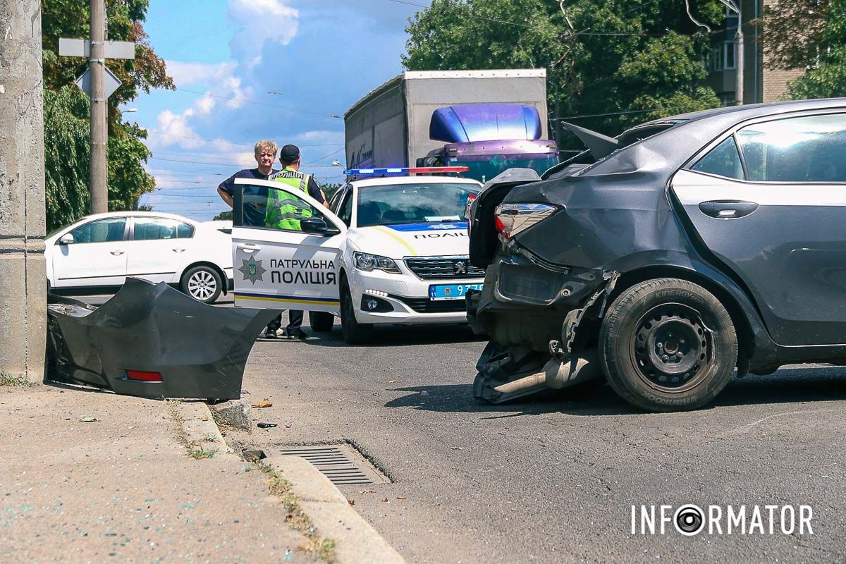 У Дніпрі на Грушевського зіштовхнулися Toyota та Volkswagen: утворився великий затор 7