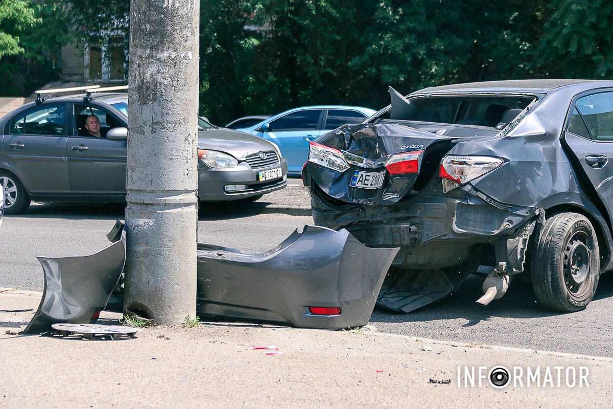 У Дніпрі на Грушевського зіштовхнулися Toyota та Volkswagen: утворився великий затор 4