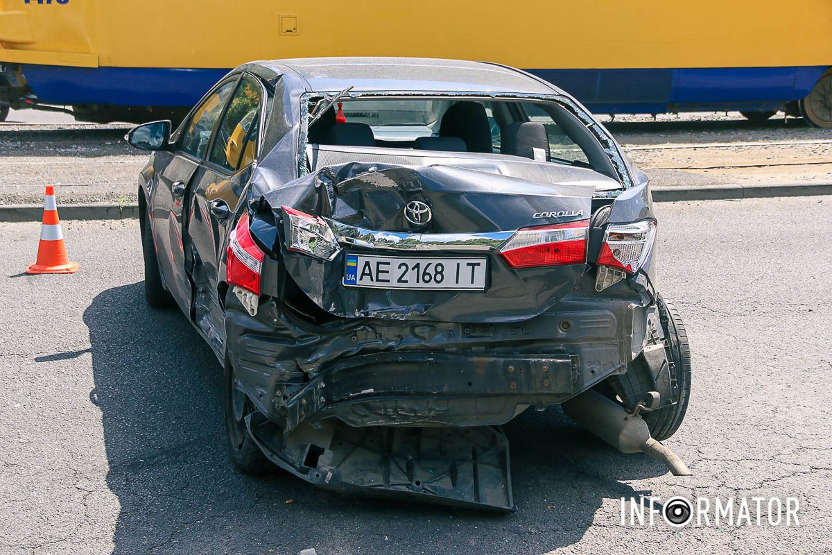 У Дніпрі на Грушевського зіштовхнулися Toyota та Volkswagen: утворився великий затор 9