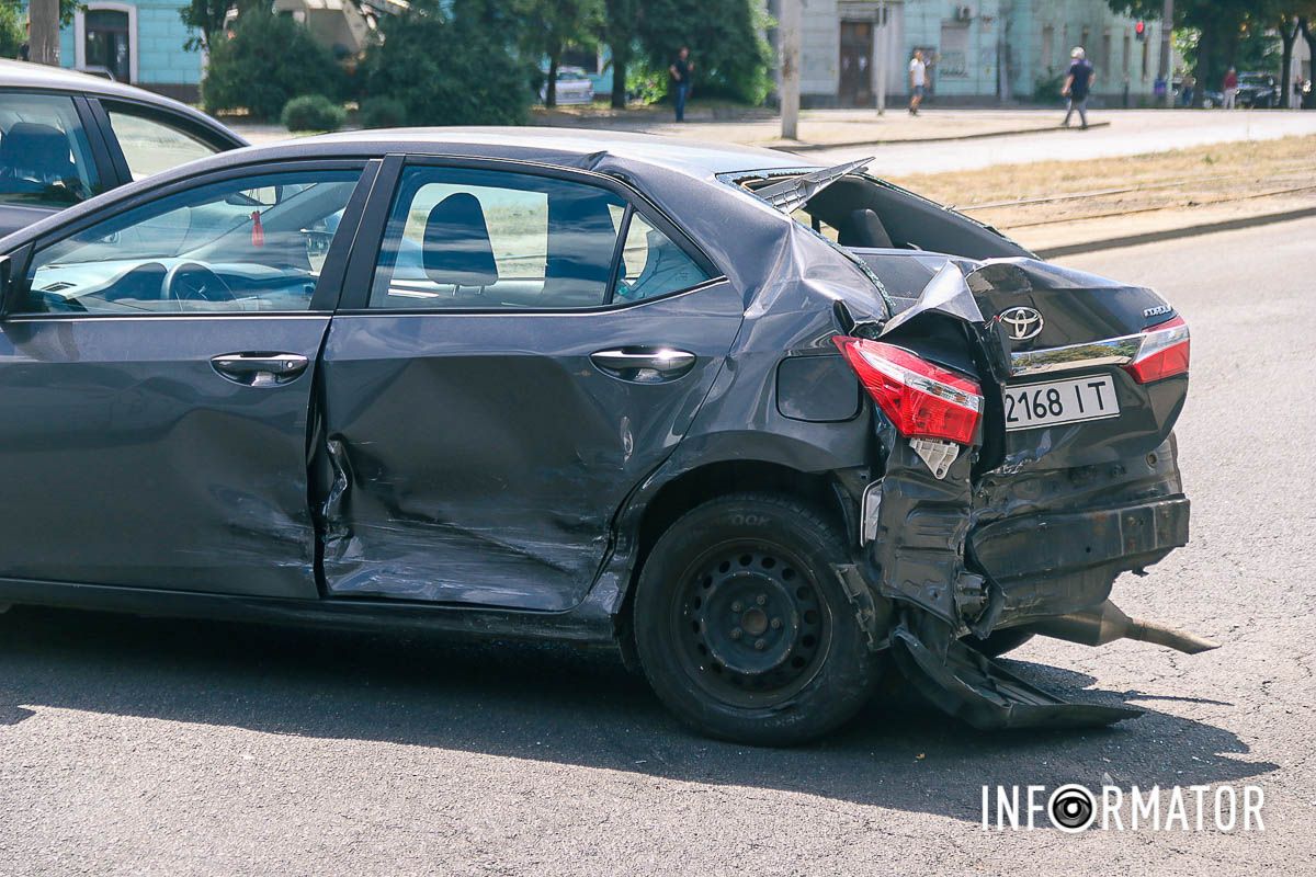 У Дніпрі на Грушевського зіштовхнулися Toyota та Volkswagen: утворився великий затор 2