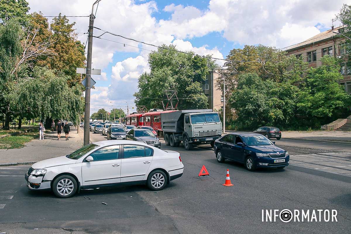 У Дніпрі на Грушевського зіштовхнулися Toyota та Volkswagen: утворився великий затор 5