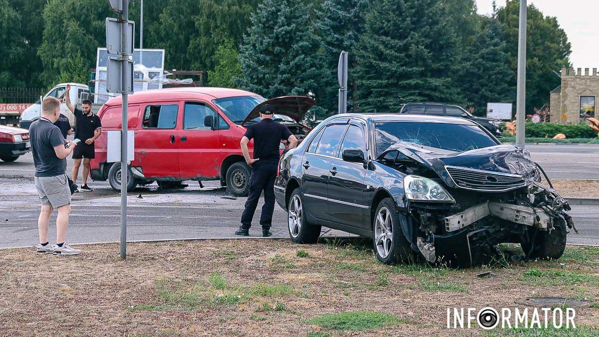 В Днепре на Слобожанском проспекте, возле "Золотых ключей", столкнулись Lexus и Hyundai