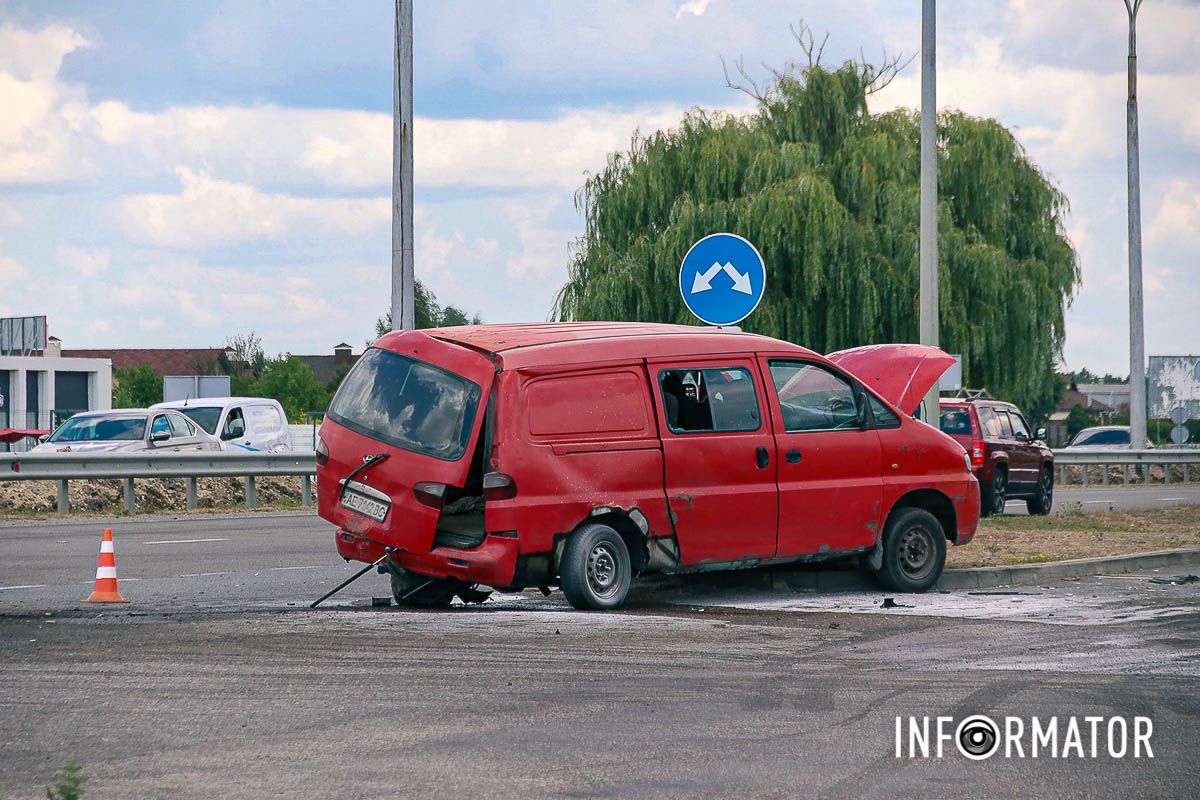 В Днепре на Слобожанском проспекте, возле "Золотых ключей", столкнулись Lexus и Hyundai 4