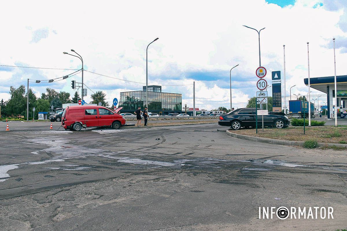 В Днепре на Слобожанском проспекте, возле "Золотых ключей", столкнулись Lexus и Hyundai 10