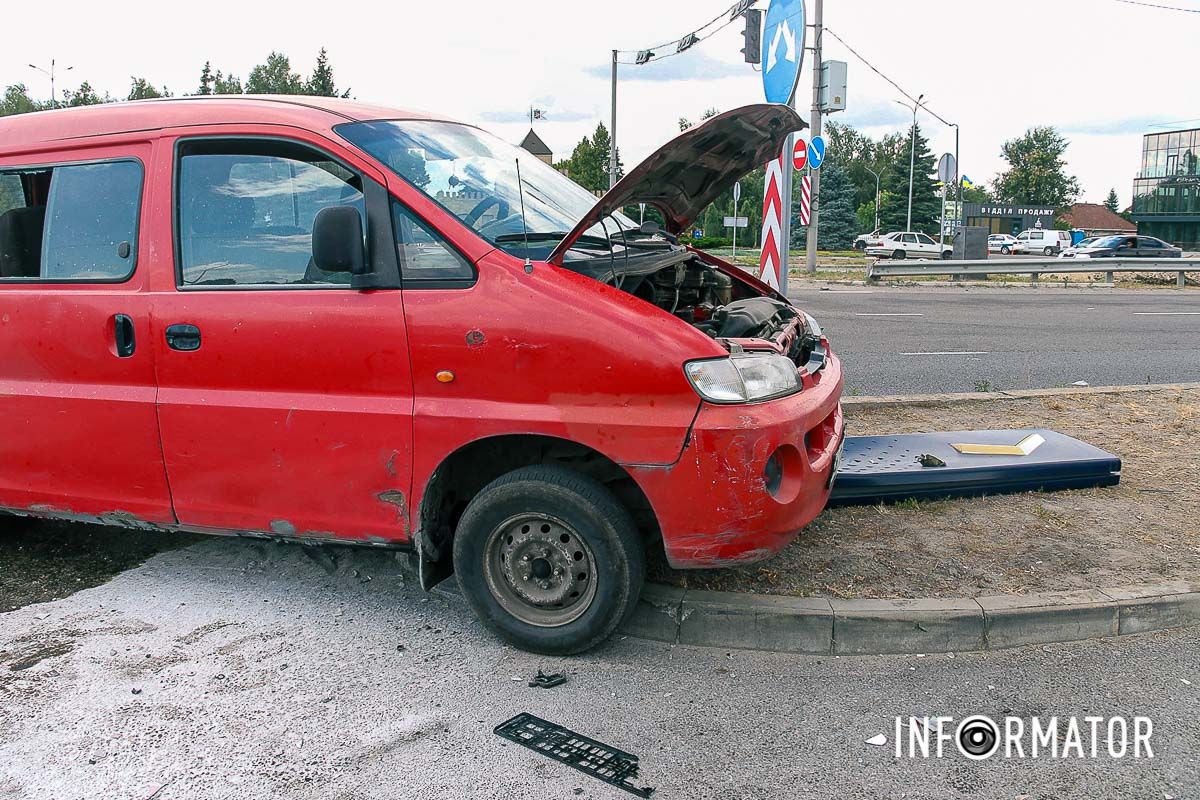 В Днепре на Слобожанском проспекте, возле "Золотых ключей", столкнулись Lexus и Hyundai 12