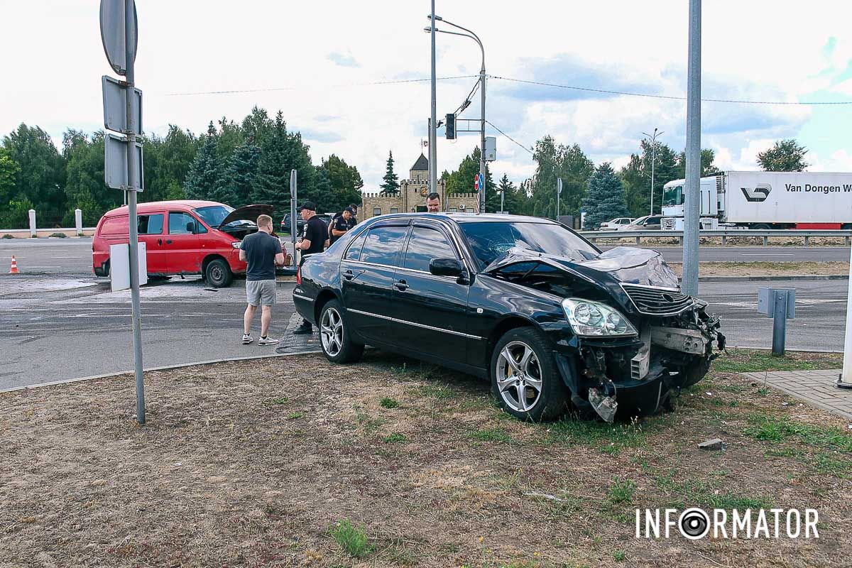 В Днепре на Слобожанском проспекте, возле "Золотых ключей", столкнулись Lexus и Hyundai 7