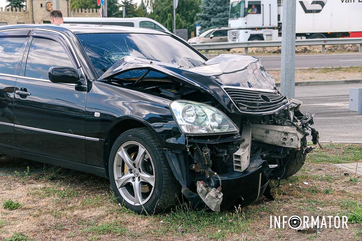 В Днепре на Слобожанском проспекте, возле "Золотых ключей", столкнулись Lexus и Hyundai 2
