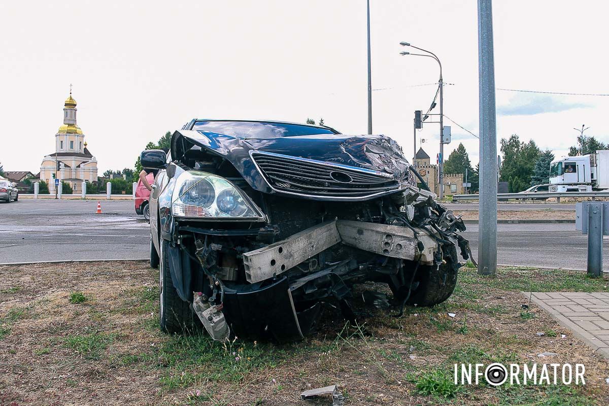 В Днепре на Слобожанском проспекте, возле "Золотых ключей", столкнулись Lexus и Hyundai 5