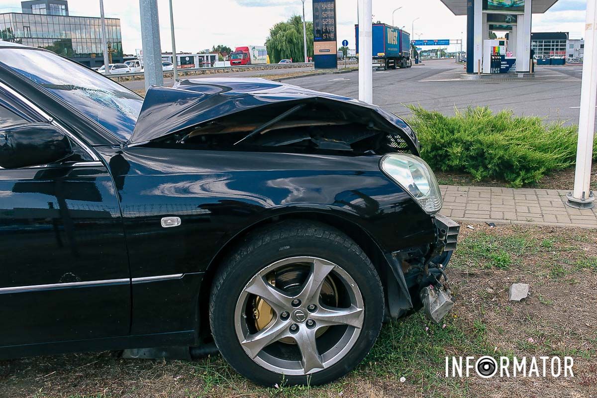 В Днепре на Слобожанском проспекте, возле "Золотых ключей", столкнулись Lexus и Hyundai 11