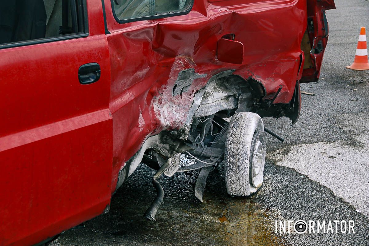 В Днепре на Слобожанском проспекте, возле "Золотых ключей", столкнулись Lexus и Hyundai 6