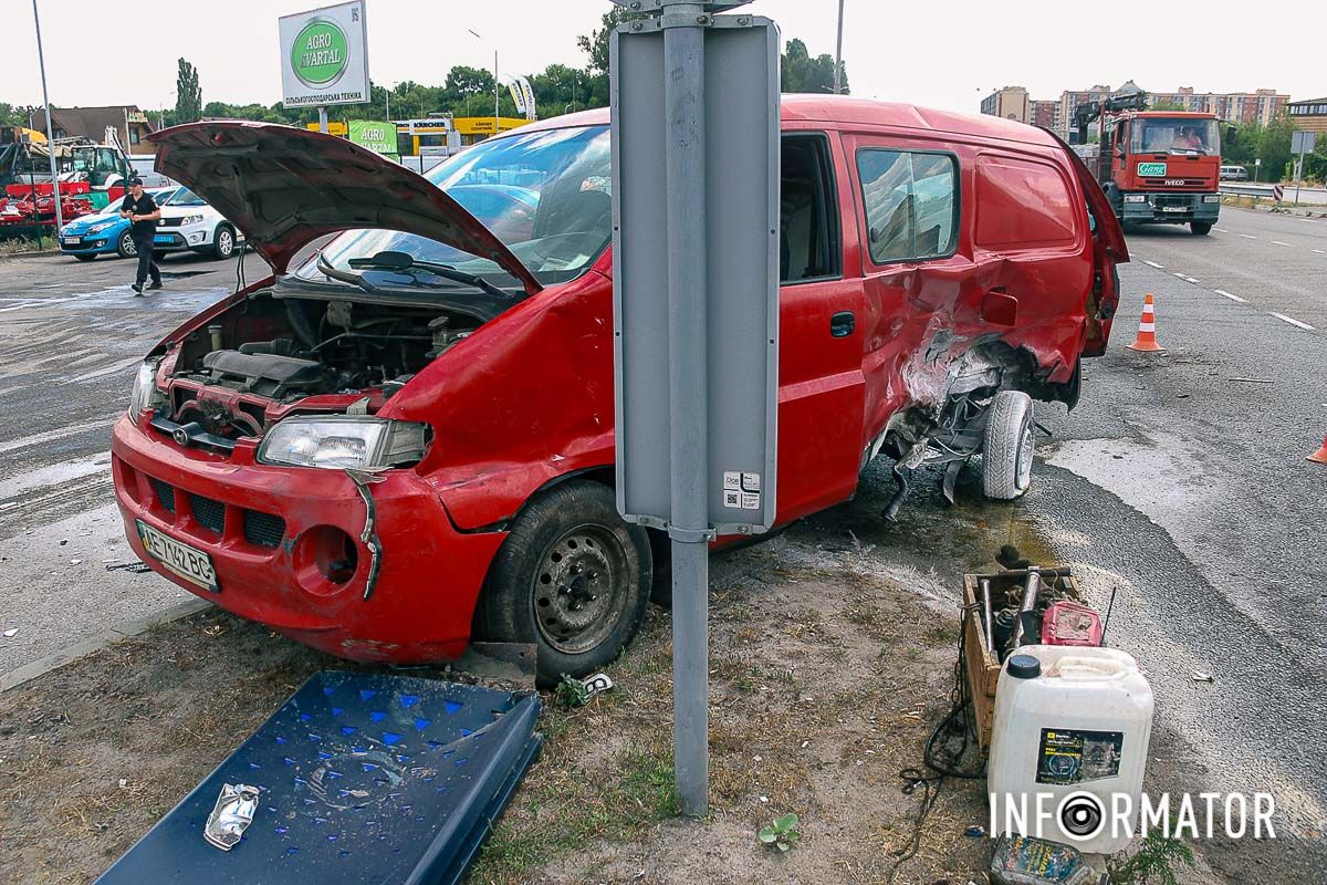 В Днепре на Слобожанском проспекте, возле "Золотых ключей", столкнулись Lexus и Hyundai 1
