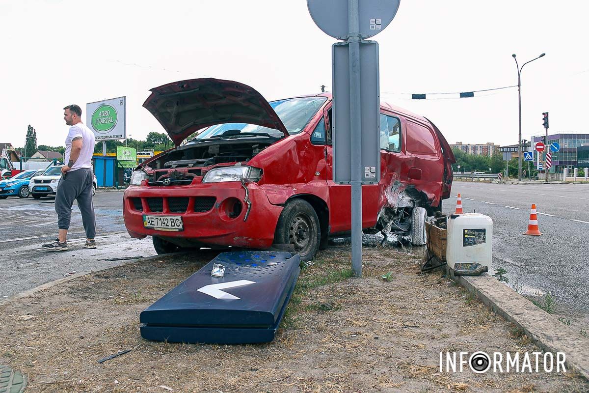 В Днепре на Слобожанском проспекте, возле "Золотых ключей", столкнулись Lexus и Hyundai 8