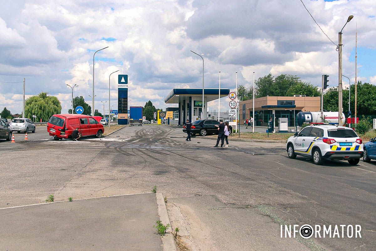 В Днепре на Слобожанском проспекте, возле "Золотых ключей", столкнулись Lexus и Hyundai 3