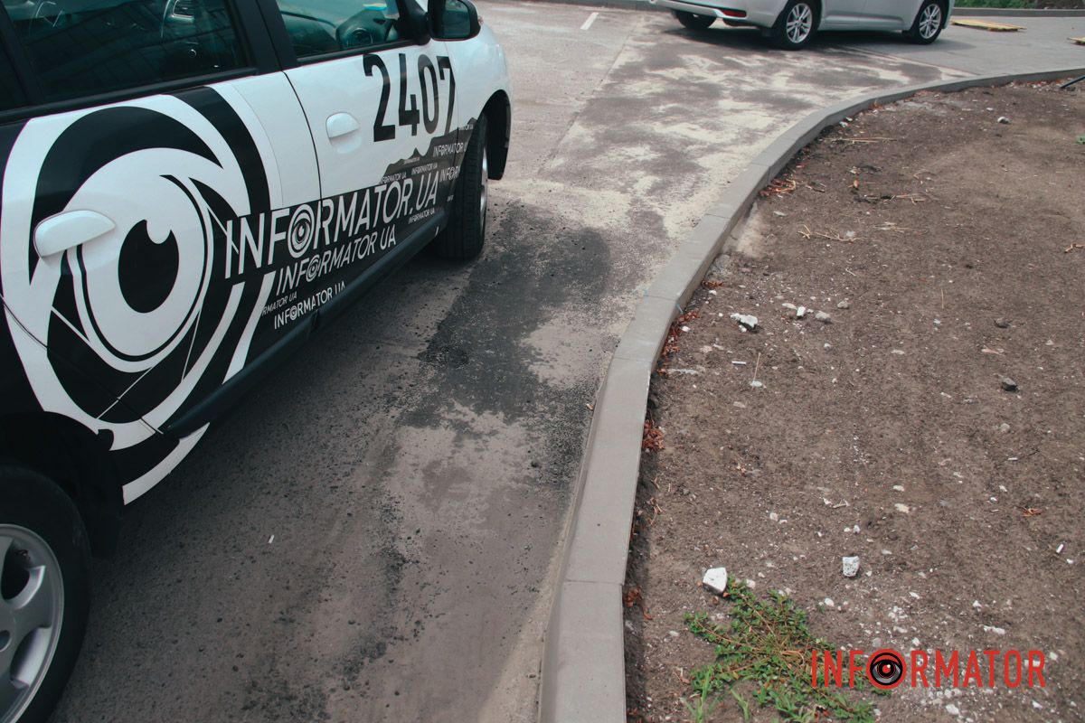 На Слобожанском проспекте демонтировали стелу с надписью 